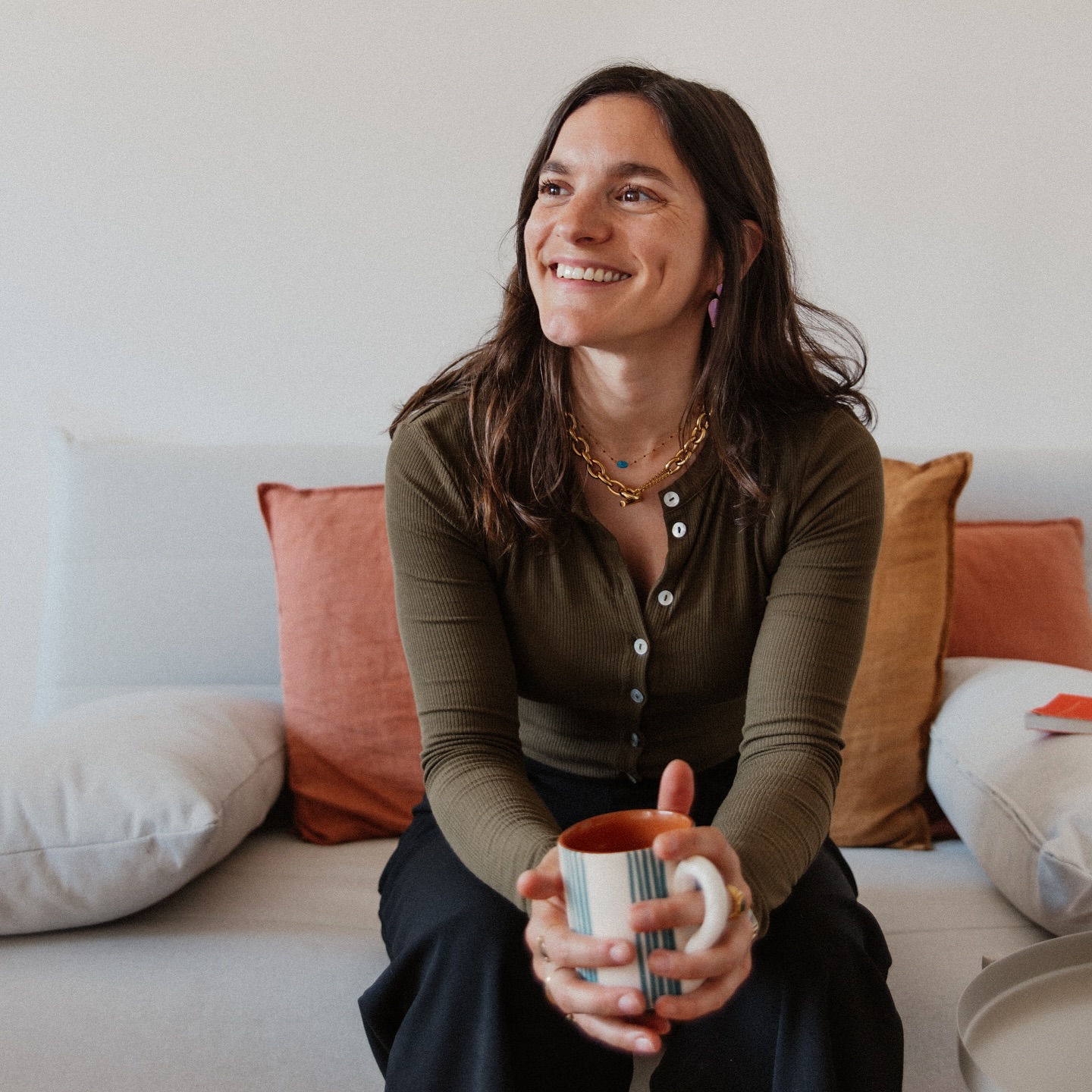 Je fais le grand saut 💦  Après plusieurs mois à repousser, je lance enfin ma Newsletter Parenthèse !  Depuis Lisbonne, entre deux séances de sophro et une baignade (bien fraîche), je partagerai des réflexions sur nos habitudes du quotidien, la pratique sportive, des inspirations, mais aussi des outils pour s’octroyer des pauses qui font du bien 💜  Une petite parenthèse dans votre boîte mail toutes les 2 semaines 💌  👋🏼 On se retrouve là-bas ? (lien d’inscription en bio)  .
.
.  📸 @justeen_r @justeenr_studio