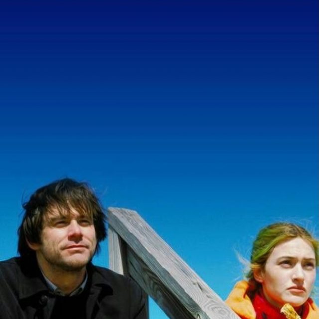 Et soudain, cette caresse qui revient.  On l’avait oubliée, effacée de notre mémoire, tels les amoureux amnésiques d’Eternal Sunshine of Spotless Mind. 
Une amnésie non consentie imposée par les nuits trop longues et les jours trop gris. 
Novembre, décembre, janvier, février… Le bout du tunnel est proche. 
Cette lumière vive, d’abord, qui fait plisser les yeux. Cette chaleur délicieuse, ensuite, qui dore la peau comme du pain chaud. Ce sourire, alors, qui nous surprend comme des enfants. 
Et le souvenir qui surgit enfin. Le soleil est de retour 🌞