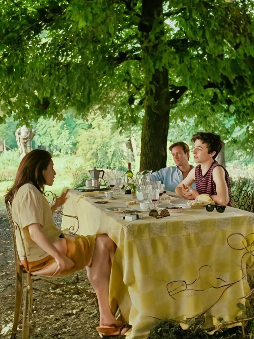 Saison officielle des grandes tablées dans le jardin, à refaire le monde jusqu’à tard dans la nuit 🌿🌝